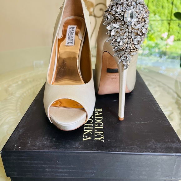 NEW! Badgley Mischka - Picture 9 of 12